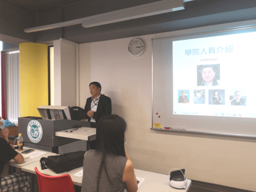 澳門城市大學協理副校長兼教育學院院長李樹英教授為新生介紹學院情況