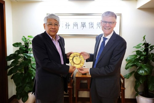 我校張曙光校長向休‧布魯克教授贈送紀念品