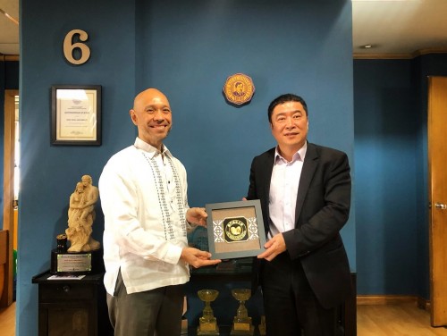 我校代表李樹英教務長向菲律賓國父大學校長贈送紀念品