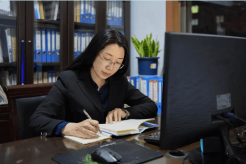 圖為作者在認真閱讀《教育的情調》一書