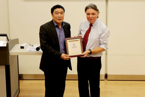 Registrar Li presenting a souvenir to Prof. Mark Schofield