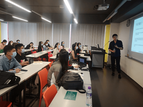 教育學院課程主任彭俊博士為新生解疑答惑
