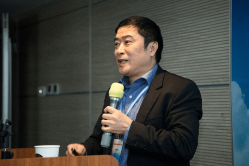 Registrar Li is giving a keynote speech on the forum