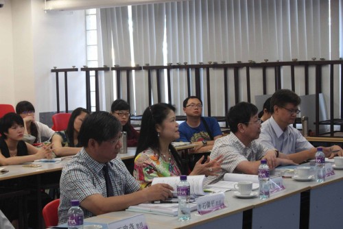 澳城大教育學院哲學博士論文答辯答辯委員會向提問