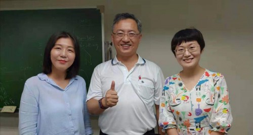 劉佳、劉世閔老師、陳小塵教室合影